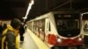 Pasajeros abordan trenes en del metro de Quito después de que reanudó su servicio luego de un apagón en Quito el 19 de junio de 2024. 