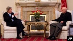 Secretario de Estado norte-americano John Kerry em audiência com o presidente afegão, Hamid Karzai em Cabul, 25-Mar-2013