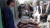 Aldeanos de Afganistán rodean los cuerpos de civiles muertos en un ataque aéreo en el este del país. Los aldeanos trajeron los restos a Gazni, en el occidente de Kabul y marcharon en protesta, el domingo 29 de septiembre de 2019.