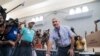 Gonzalo Castillo, quien buscaba la candidatura presidencial con su partido de la Liberación Dominicana, vota durante las primarias en Santo Domingo, República Dominicana, el domingo 6 de octubre de 2019. (AP Foto/Tatiana Fernandez)