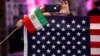 Warga memegang bendera Iran dan Amerika Serikat ketika orang-orang Iran-Amerika dari seluruh California berkumpul di Los Angeles untuk berpartisipasi dalam Konvensi California untuk Iran yang Bebas di California, AS, 11 Januari 2020. (Foto: REUTERS/ Patrick T. Fallon)