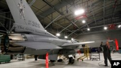 美国佛蒙特州南伯灵顿机库中的F-16战机。（资料照片）