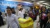 Un grupo de refugiados venezolanos que huyeron a Perú buscando alivio de la crisis económica en su país, regresaron a su país en un vuelo financiado por el gobierno del presidente de Venezuela Nicolás Maduro.