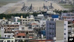 Beberapa helikopter MV-22 Ospreys militer terlihat di pangkalan militer AS di Ginowan, Okinawa (foto: dok). 