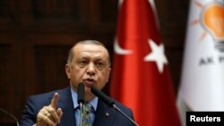 Türkiyə prezidenti Rəcəb Tayyib Ərdoğan parlament qarşısında səudiyyəli jurnalist Camal Xaşuqcinin ölümünün təfərrüatları ilə bağlı açıqlamalar verir, 23 oktyabr, 2018.