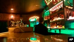 Sebuah bar yang tersembunyi di sudut gelap pusat kota Baghdad, Irak, Rabu, 27 Januari 2021. Arab Saudi sedang bersiap membuka toko alkohol pertamanya di ibu kota Riyadh. (Foto: Ilustrasi/AP)