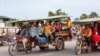 ក្រុមកម្មករ​​រោងចក្រ​ ធ្វើដំណើរ​ទៅផ្ទះ​ ក្រោយ​ចេញ​ពី​ធ្វើការ​ នៅ​ពេល​ល្ងាចមួយ​​ ឯ​ជាយ​រាជធានី​ភ្នំពេញ​ នៅថ្ងៃទី២៥​ ខែ​ឧសភា​ ឆ្នាំ​២០១៧។ (ខាន់ សុគុំមនោ/VOA) 