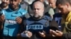 Kepala Biro Al Jazeera di Gaza, Wael Al-Dahdouh (tengah) berdoa dalam prosesi pemakaman putranya Hamza Wael Dahdouh yang tewas dalam serangan udara Israel di Rafah, Jalur Gaza, pada 7 Januari 2024. (Foto: AFP)