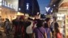 士林夜市的人潮(美國之音莉雅拍攝)