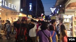 士林夜市的人潮(美國之音莉雅拍攝)