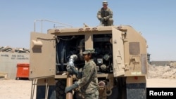 Tentara AS mengisi bahan bakar sebuah truk militer di pangkalan udara AS di Irak (foto: dok). 