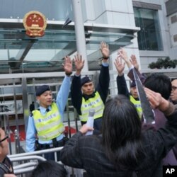 长毛向中联办门口扔黑色纸飞机