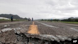 Un intenso temblor secundario aturdió a la población y alguna gente gritó y huyó despavorida.