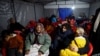 Sejumlah warga di Osmaniye, Turki, mengungsi di dalam tenda darurat menyusul gempa besar yang mengguncang wilayah tersebut pada 6 Februari 2023. (Foto: Reuters/Suhaib Salem)