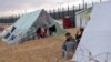 Sejumlah warga Palestina kini tingga di tenda-tenda di area perbatasan antara Gaza dengan Mesir di Rafah, pada 18 Februari 2024. (Foto: Reuters/Saleh Salem)