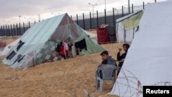 Sejumlah warga Palestina kini tingga di tenda-tenda di area perbatasan antara Gaza dengan Mesir di Rafah, pada 18 Februari 2024. (Foto: Reuters/Saleh Salem)