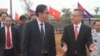 Mr. Pan Sorasak, Cambodia's minister of commerce (left) and Vietnamese ambassador to Cambodia Vu Quang Minh preside over the inauguration ceremony of “Da Market,” a joint initiative of the two nations, located along the border of Memot district of Tboung Khmum province and of Tay Ninh province in Vietnam, on January 16, 2018. (Courtesy : Facebook page of Ministry of Commerce)