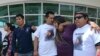 Familiares de Mario Armando Toconas, miembro de la tripulación del submarino ARA San Juan desaparecido, se abrazan frente a la base naval en Mar del Plata, Argentina, el viernes 1 de diciembre de 2017. 