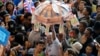 Anti-government protest leader Suthep Thaugsuban (C) collects donations from his supporters during a rally at the TOT Public Company building in Bangkok, Apr. 30, 2014. 