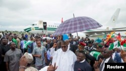 Shugaban Najeriya, a lokacin da ya je kaddamar da wani aiki a yankin Calabar a watan Oktobar 2015. (REUTERS/Stringer/Files)