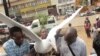Les jeunes ont remis une colombe au maire de ville de Bukavu pour traduire leur désir de la paix durable dans les pays des grands lacs, le 10 décembre 2016. (VOA/Ernest Muhero)