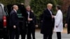 El presidente Donald Trump se despide de su médico personal el doctor Ronny Jackson, luego de su examen anual físico en el Centro Médico Militar Walter Reed en Bethesda, Maryland, el 12 de enero de 2018. 
