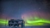 Aurora australis terlihat muncul di lokasi Pusat Pengamatan dan Penelitian Kutub Selatan di Antartika pada Mei 2018. (Foto: Patrick Cullis/NOAA via AP)
