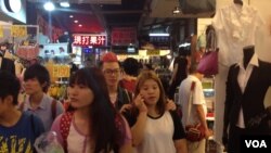 夜市人潮(美國之音莉雅拍攝)
