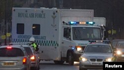 La paciente fue trasladad en ambulancia del aeropuerto al un hospital al norte de Londres para ser tratada por ébola.