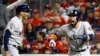 El venezolano Robinson Chirinos, de los Astros de Houston, festeja con el boricua Carlos Correa, luego de conectar un jonrón en el cuarto juego de la Serie Mundial ante los Nacionales de Washington, el sábado 26 de octubre de 2019 (AP Foto/Patrick Semansky).
