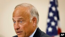 Anggota DPR dari partai Republik, Steve King, berbicara pada pertemuan di Boone, Iowa, 13 Agustus 2019. 