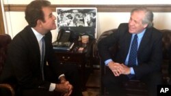 Honduran presidential candidate Salvador Nasralla, left, talks to OAS Secretary General Luis Almagro at the OAS headquarters in Washington, Dec. 18, 2017.