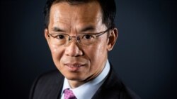 资料照片: 中国驻法大师卢沙野在巴黎摆好姿势接受拍照。(2019年9月10日)