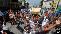 Les manifestants demandent la démission du président haïtien Jovenel Moise lors d'une marche dirigée par la communauté artistique de Port-au-Prince, à Haïti, le 13 octobre 2019.