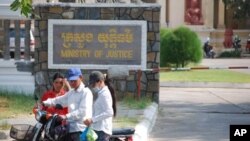“The penal code comprises a total 672 articles, and among some of those articles, we need to take precautions,” said Run Saray, executive director for Legal Aid of Cambodia.
