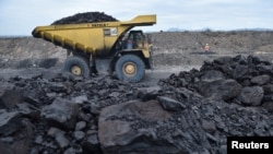 Kegiatan pertambangan batubara di Kalimantan (foto ilustrasi/ Antara). Churchill Mining PLC berusaha berinvestasi di Indonesia, dengan mencoba melakukan eksplorasi di tambang batubara Kutai Timur, namun belum terlaksana dan terlibat sengketa hukum dengan pemerintah Indonesia.