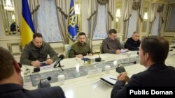 Конгресмени США Майк Тернер, Джеймс Хаймс та Еріком Сволвел під час зустрічі з президентом України Володимиром Зеленським. Фото: Офіс президента України