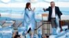 El candidato presidencial Alberto Fernández saluda a su compañero de fórmula Cristina Fernández de Kirchner aplaudiendo durante un mitin de campaña de clausura en Mar del Plata, Argentina, el jueves 24 de octubre de 2019.(AP Photo / Natacha Pisarenko )