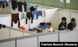 Berlin'de hizmetten çıkarılan Tempelhof Havaalanı'nın hangarlarından birine sığınmacılar için kurulmuş geçici barınaklar.