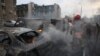 Pekerja darurat terlihat berada di lokasi serangan rudal Rusia di Kyiv, Ukraina 9 Maret 2023. (Foto: REUTERS/Gleb Garanich)