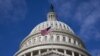 Американський прапор майорить на будівлі Конгресу США.