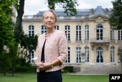 Mantan perdana menteri Prancis Elisabeth Borne berpose di taman Hôtel de Matignon, kediaman resmi Perdana Menteri Prancis, pada 31 Mei 2022 di Paris. (Foto: AFP)