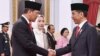 Presiden Joko Widodo melantik Letjen TNI Doni Monardo (kiri) sebagai Kepala BNPB, di Istana Negara, Rabu (9/1) (Courtesy: Setpres RI)