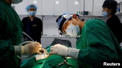 Sebuah operasi plastik hidung di tengah pandemi COVID-19 di Seoul, Korea Selatan, 17 Desember 2020. (Foto: REUTERS/Kim Hong-Ji)