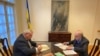 Генеральний консул України в Нью-Йорку Олексій Голубов та президент УВАН Альберт Кіпа підписують документи про передачу картину Україні 
