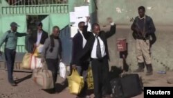 እስክንድር ነጋ፣ አንዷለም አራጌ፣ አሕመድ ሙስጠፋ፣ አሕመዲን ጀበልን ካልኦት እሱራት ካብ ማእሰርቲ ኣብ ዝወጽሉ 
