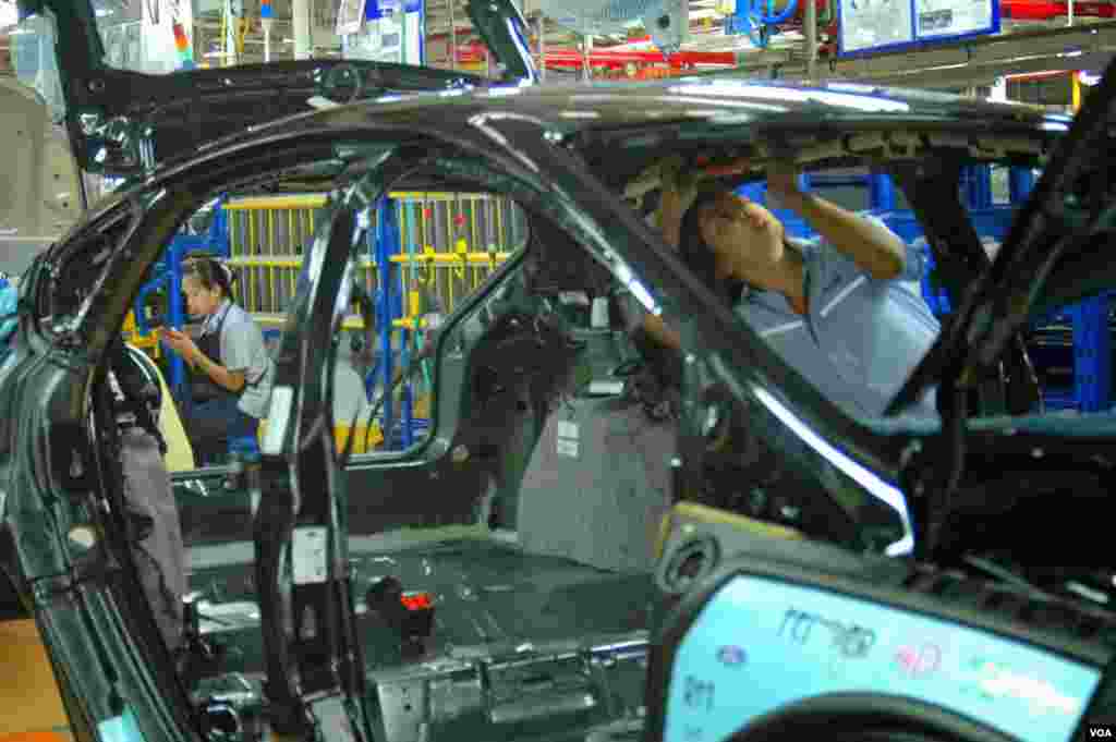 About 2.5 million cars and trucks will be built in Thailand in 2013. (Steve L. Herman/VOA)