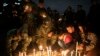 Foto ilustrasi yang menunjukkan tentara dan warga sipil menyalakan lilin untuk mengenang para tentara yang tewas dalam serangan yang dilakukan angkatan Bersenjata Revolusioner Kolombia (FARC). Acara digelar di Bogota, Kolombia, pada 9 Desember 2022. (Foto: AP/Ivan Valencia)