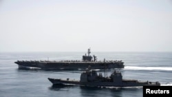 El portaviones USS Theodore Roosevelt (CVN 71) y el crucero USS Normandy (CG 60) en aguas del Mar Arábigo.