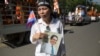 រូបឯកសារ៖ ស្ត្រី​ម្នាក់​កាន់​រូបភាព​លោក កែម ឡី ខណៈ​ពេល​ប្រជា​ពលរដ្ឋ​រាប់​ម៉ឺន​នាក់​ចូលរួម​ជូន​ដំណើរ​លោក​ កែម ឡី​ នៅ​ថ្ងៃ​អាទិត្យ​ ទី​២៤ ខែកក្កដា​ ឆ្នាំ២០១៦​។